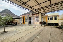 Rumah Baros Sukabumi ada kolam ikan gazebo luas hook siap huni