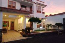 Rumah Cuma 5 Menit ke Tol Desari di Pancoran Mas Design Ethnic Tropical