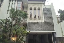 Disewakan Rumah dengan Taman dan Kolam Renang Kemang Jakarta Selatan