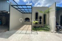 Strategis & Mewah! Rumah Bergaya Villa Dekat Ugm & Uny, Hanya 739 Juta Saja!