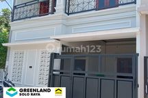 Rumah 2 Lantai Baru di Perumahan Gentan Sukoharjo