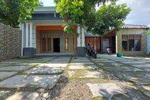 Rumah Induk Halaman Luas Bangunan Kokoh Dekat Jl. Raya