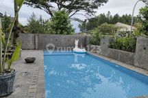 Disewakan villa bagus bersih harian kolam renang di sentul city