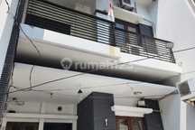 Disewakan Rumah Full Furnished 3 Lantai di dr Susilo Grogol Jakarta Barat  