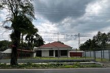 Sewa Rumah Luas Lokasi Strategis Pinggir Jalan. Cocok Untuk Cafe Atau Kantor Distributor