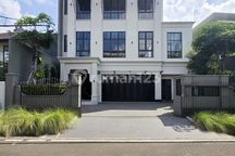 Rumah Baru Fully Furnished dengan Kolam Renang di Kebayoran Baru