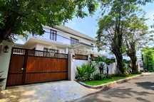 Rumah Baru Fully Furnished dengan Kolam Renang Lokasi di Kemang