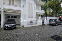American Classic House Dalam Town House Di Kemang