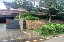 Rumah Hook Ada Lift dan Pool di Bukit Golf Pondok Indah