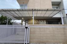 Rumah Keren Design Modern 3 Lantai di Kelapa Gading Bcs, Jakarta Utara