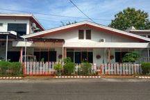 Rumah Dengan Halaman Dan Garasi Luas,lt 372m di Komp Kampus Expom