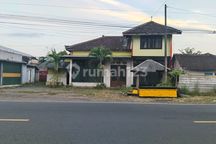 Rumah Dengan Tanah Luas 
