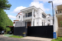 Disewa Rumah Exclusive Tahunan Furnis Kolam Renang Sentul City