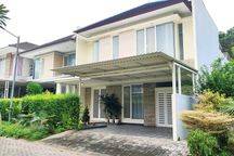 Rumah Citraland Woodland, Surabaya Barat - Terawat, Semi Furnish 