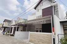 Disewakan Rumah Bangunan 2 Lantai Semi Furnish Dalam Perumahan Dibarat Komplek Pemda Sleman