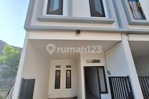 Rumah 2 Lantai SHM Murah Wonorejo Rungkut