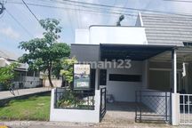 Rumah dengan Fasilitas Terlengkap di Diperbatasan Surabaya Barat