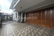 Rumah Adem Ada Kolam Koi Di Dekat Pintu Tol Fajar Indah Solo