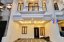 Rumah Mewah Siap Huni 3 Lantai Dalam Komplek Asri