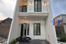 Rumah 2 Lantai Mewah Di Cipayung Dekat Stasiun Kereta Api