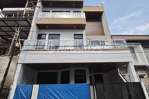 Rumah Baru 3.5 Lantai Puri Indah 8X15 Hadap Barat