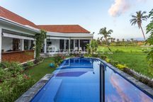 Te koop  super mooi huis For sale modern villa in central Lovina fantastic view