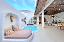 Villa Modern Santorini Roi Tinggi di Jimbaran Bali