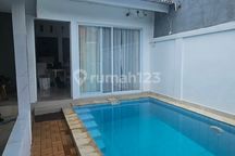 Villa 1 Lantai 3 Kamar Lokasi Strategis Dekat ke Pantai