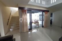 Di jual rumah semi villa lantai 2 ubud Rumah