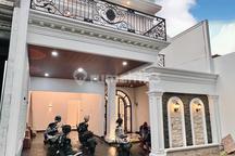 Modern Classic House With Spacious Rooftop