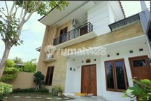 Rumah Cantik di Jogja Bangunan 2 Lantai Full Furnish Siap Huni