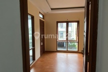 Rumah Bagus 2 Lantai Siap Huni di Cluster Setra Duta Bandung