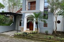 MR 66207 AG DISEWAKAN RUMAH BAGUS 2 LANTAI FURNISH DI NGAGLIK SLEMAN