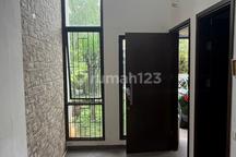 Jual Cepat Murah Rumah Mayfield Greenwich Bsd Rumah Rapih Lingkungan Nyaman Asri Sejuk Siap Huni Bangunan 2 Lantai - Lt 160M2 (8X20)- Lb 150M2 -+- Kt 3+1- Km 3+1- 2 Lantai- Carport 2 Mobil- ⁠Listrik 7700- Lantai Atas Sudah Full Dak ( Sudah Siap untuk Peng