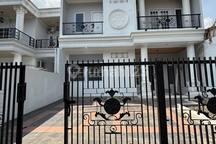 Rumah Gaya Klasik Eropa Komplek Megapolitan Cinere