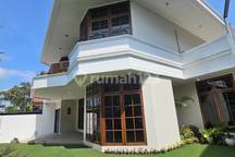 Rumah mewah di komplek elit - nyaman, asri, dan prestisius!