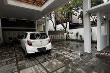 Rumah Modern Tropis dengan Swimming Pool di Cilandak.