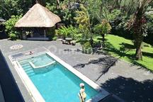 Bali Style Tropical Big Spacious Villa With Pool & Lush Garden In Cepaka Bali