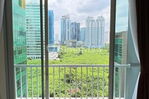 Apartemen Top Location Furnished 3 Kamar View Pepohonan Harga Miring Banget