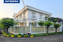 Rumah Hook Intercon Kebon Jeruk Desain American Classic - 550m2