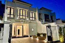 Rumah American Classic di Komplek Cempaka Putih