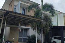 Disewakan Rumah 2 Lantai Di Kawasan Grand Wisata Di Cluster Chery Ville