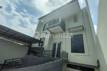 Rumah 3 Lantai Meruya Utara Cocok Kost Kantor Siap Pakai