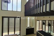 Rumah Meruya dengan Kolam Renang Siap Huni