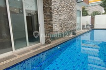 Rumah Meruya dengan Kolam Renang Harga Good Deal