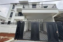 Rumah 15x20 Brand New Posisi Hoek 3 Lantai Unit Langka!!