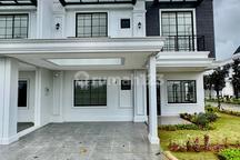 Disewakan Unit Langka! Rumah 2 Lantai Hoek Pik 2 - Brand New! Kawasan Danau Pasir Putih