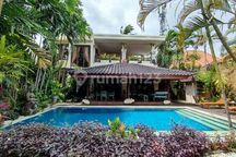 Villa Strategis Classic Style Double Six Beach Seminyak Kuta Bali