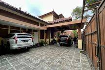 Rumah Mewah Desain Etnik Jawa Bali Modern di Condongcatur Dalam Ring Road Dekat Ampla