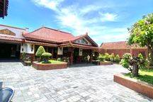 Jarang Ada!!! Rumah Etnik Jawa Dengan Tanah Luas Di Tengah Kota Dekat Kraton Jogjakartaharga: 16 Milyar [ Nego ]----------------------------------------legalitas: Shm Lokasi Sangat Strategis Tengah Kota Di Lingkungan Kraton Yogyakarta, 